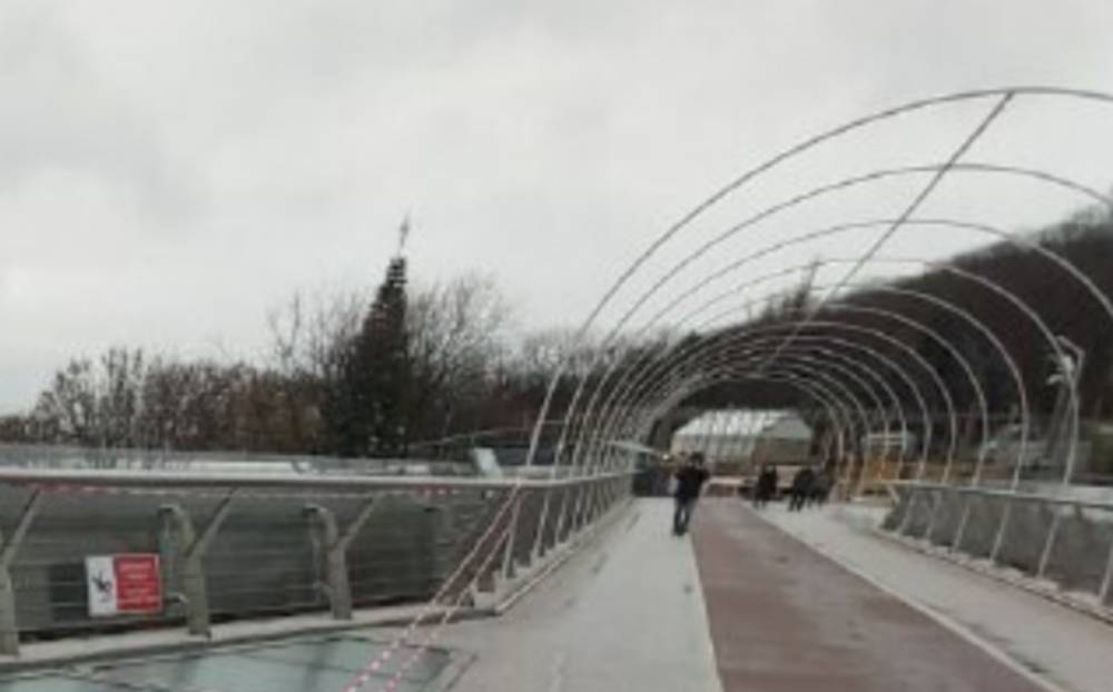 ЧП со стеклянным мостом в Киеве, территория оцеплена: кадры с места событий