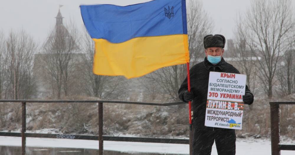 В поддержку крымских татар: под Петербургом митинговали с флагом Украины (ФОТО)