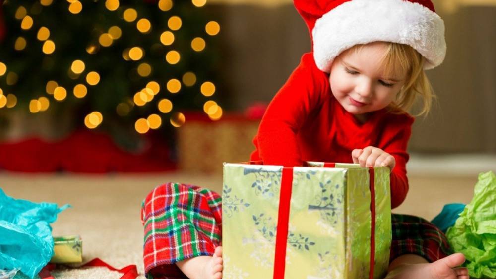 Кто на самом деле кладет игрушки: как родителям рассказать детям тайну новогодних подарков
