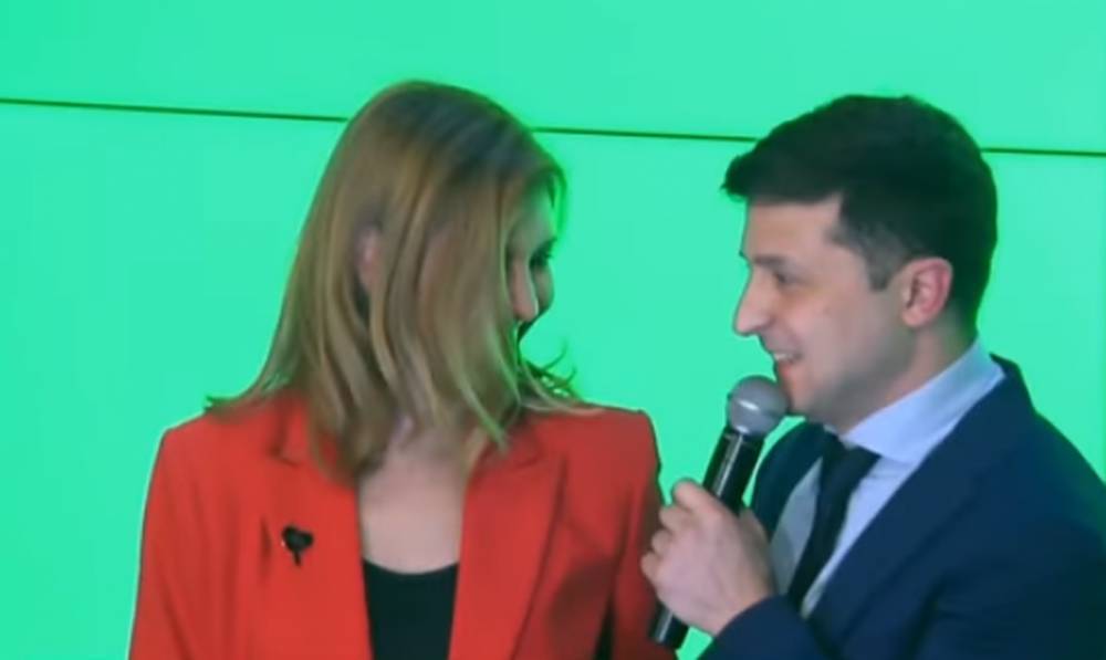 Глинтвейн и елка: Зеленский с женой открыли новогодний городок в Киеве, фото