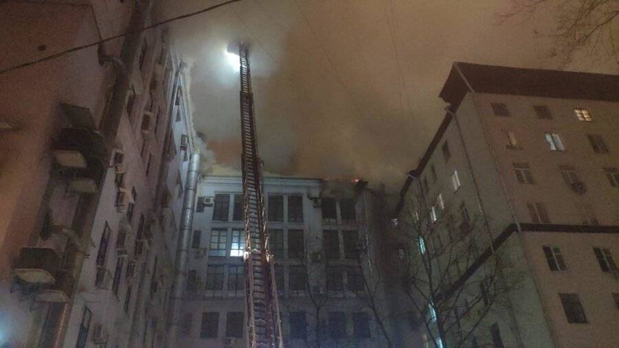 Пожар в здании Мосгоргеотреста в Москве ликвидировали