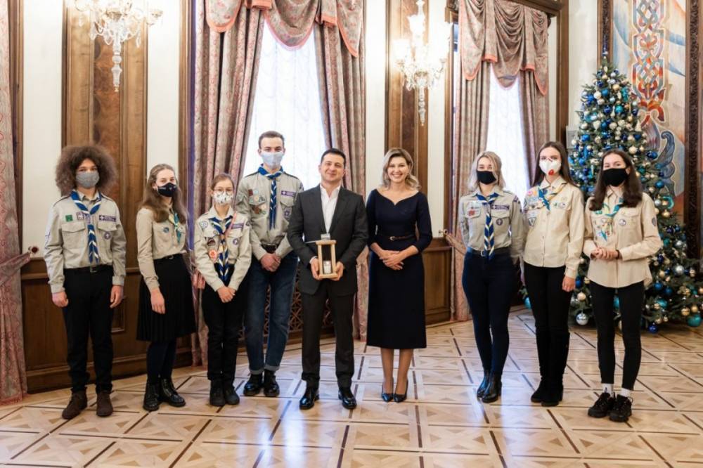 Скауты передали Вифлеемский огонь президенту Зеленскому и первой леди: фото