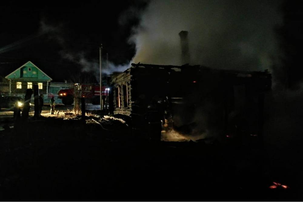 Пожар в Башкирии уничтожил дом и убил двоих людей
