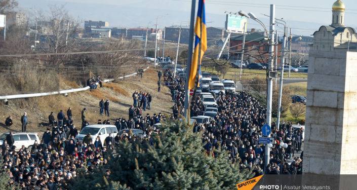 Ситуация у "Ераблур" накалена: полиция - в тисках сторонников и противников Пашиняна