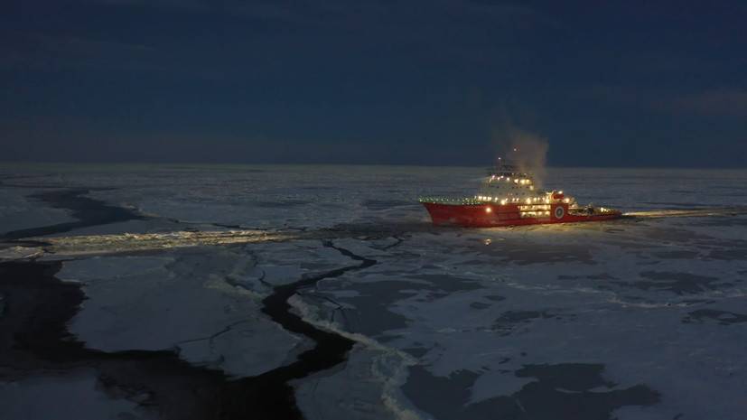 Экипаж ледокола спас двух рыбаков со льдины в Карском море