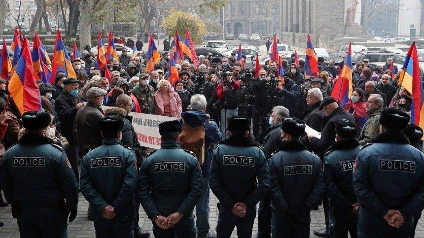 «Чудом никто не погиб»: противники Пашиняна устроили драку у кладбища в Ереване