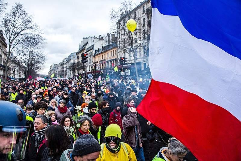 Во Франции массовые протесты переросли в беспорядки (ВИДЕО)