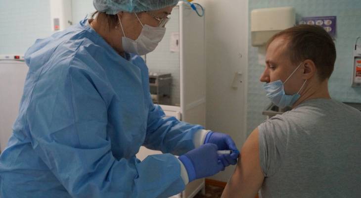 В Чебоксарах провакцинировали от коронавируса первых учителей