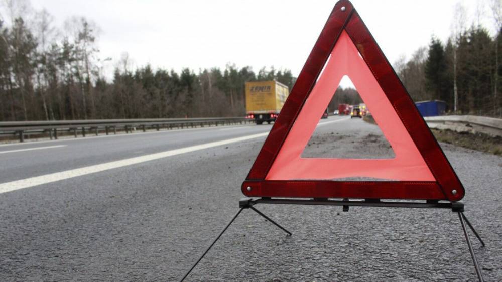 Иномарка протаранила полицейский автозак на трассе в Свердловской области