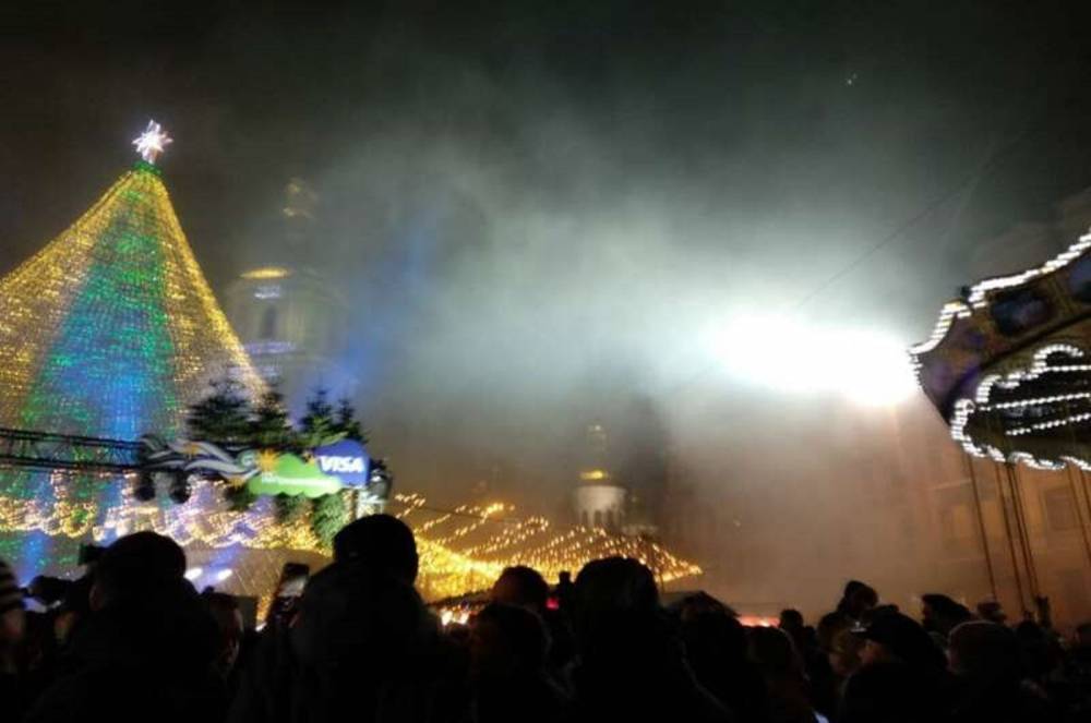 ЧП с главной елкой страны, пламя разгорелось над головами людей: кадры происходящего в центре Киева