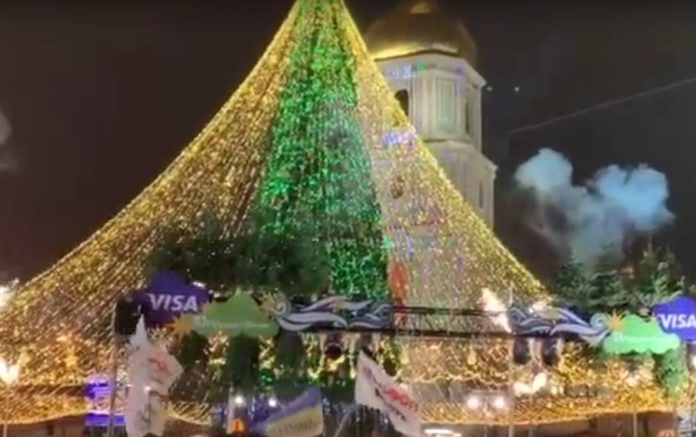 На Софийской площади Киева засияла главная елка Украины: фото, видео