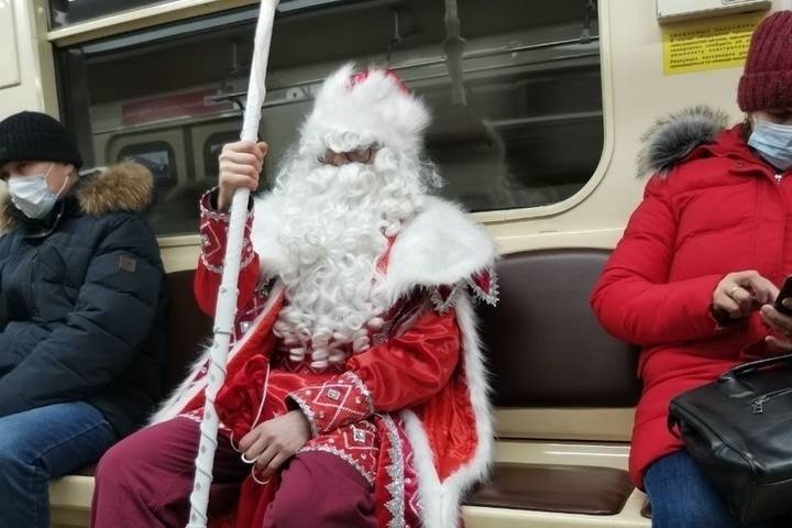 «Он уже здесь»: Деда Мороза в казаках и с посохом встретили в новосибирском метро
