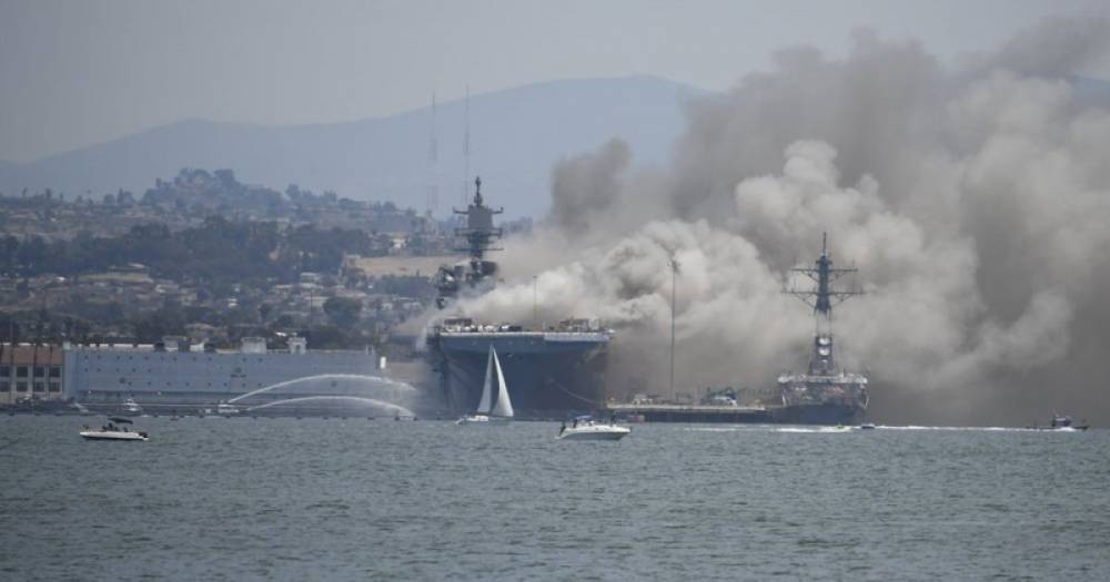 В США решили списать десантный корабль после масштабного пожара