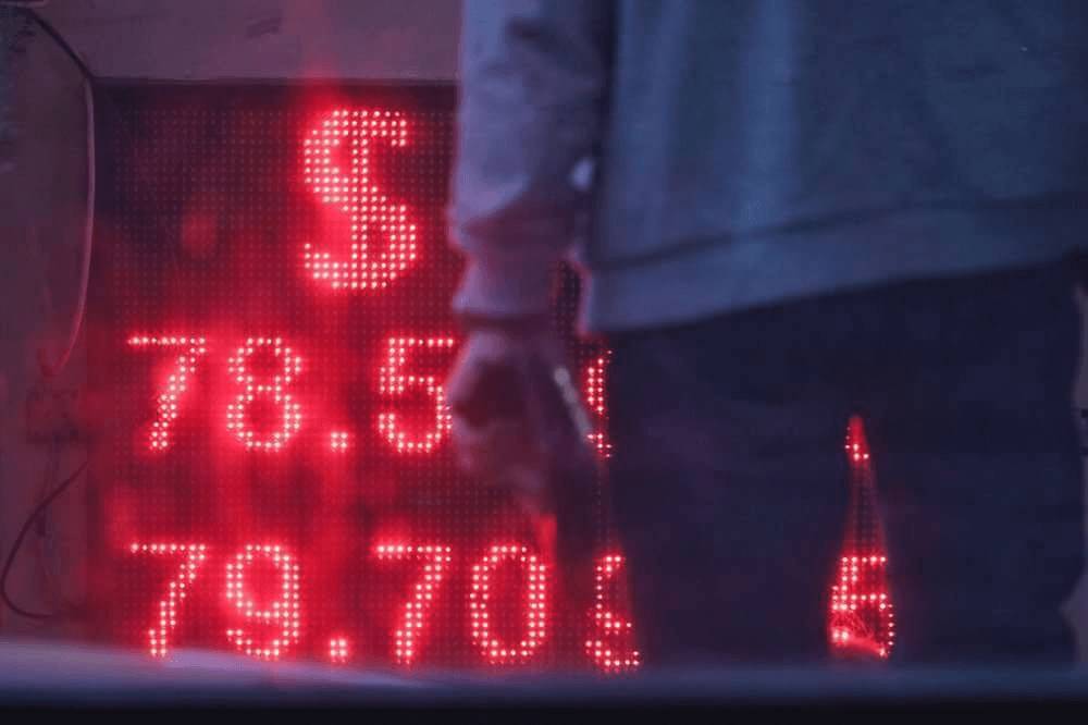 Финансовый эксперт назвал несколько выросших к рублю валют выгоднее доллара