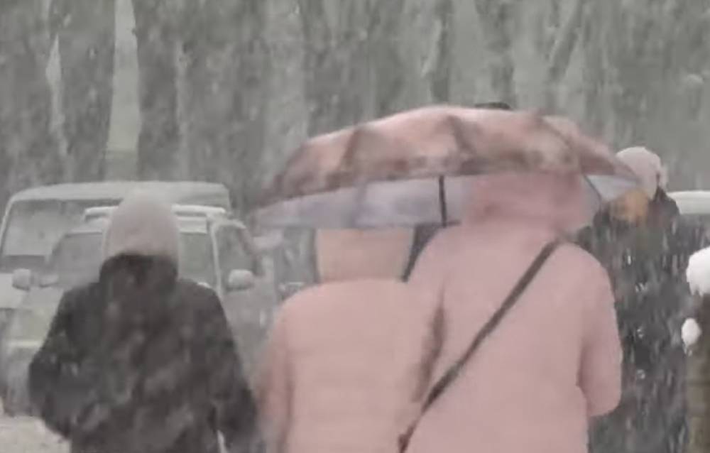 Не пройти и не проехать: дороги заметет снегом — в Украину движется антициклон из Сибири