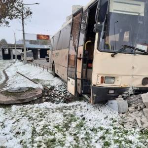 На ул. Победы в Запорожье автобус слетел с дороги и врезался в столб. Фото