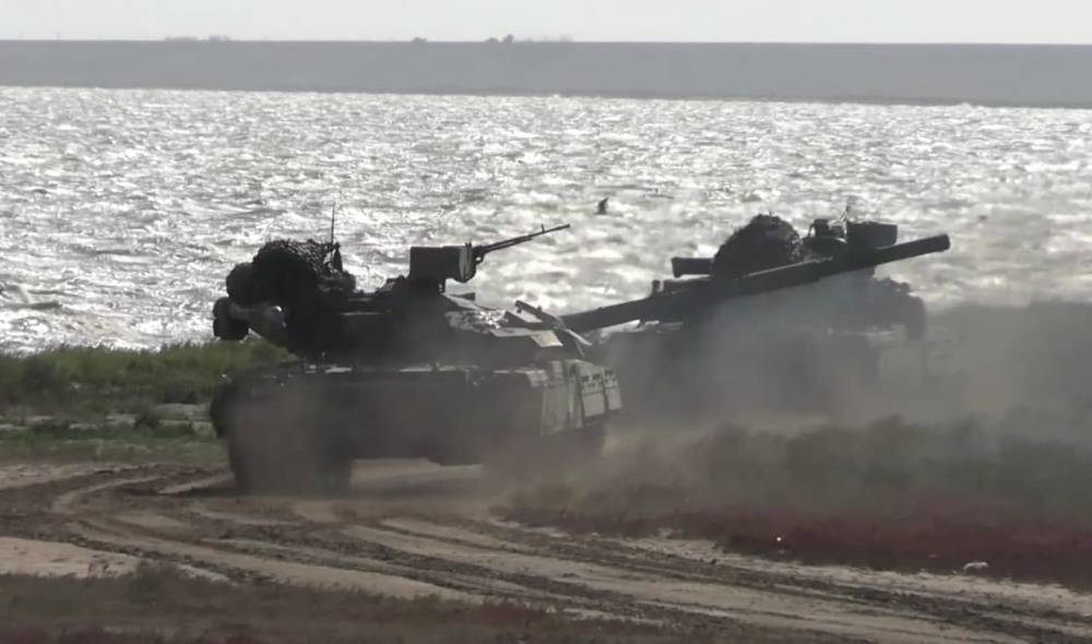 Украинские танкисты провели учения у Крыма: Видео