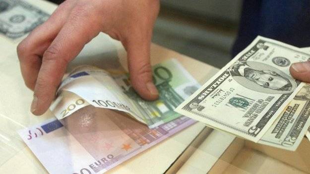 Население Украины в ноябре впервые стало нетто-покупателем валюты