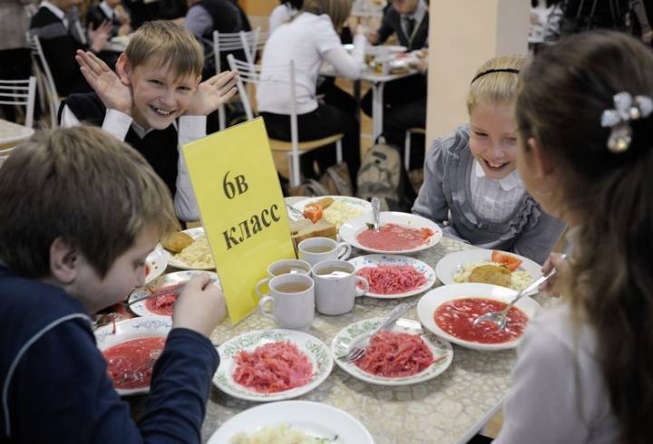 Ленобласть выделила почти 2 млрд на бесплатные обеды для школьников в 2021 году