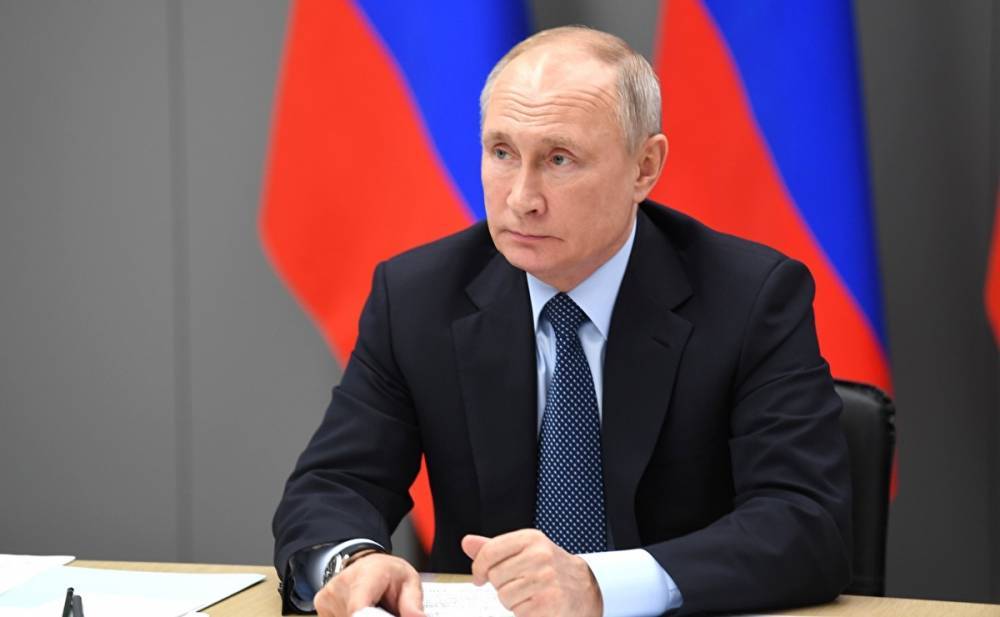 Владимир Путин поручил на следующей неделе начать массовую вакцинацию от коронавируса