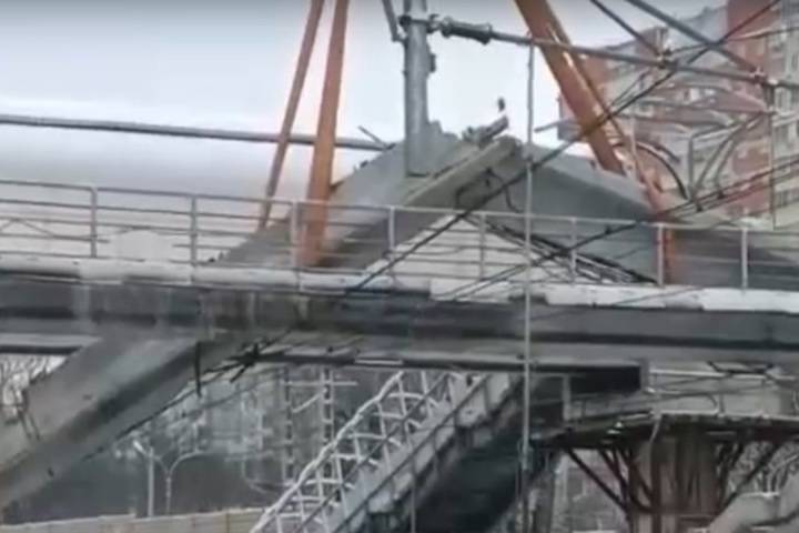 Появилось видео с места падения балки, из-за которой задерживаются электрички Тверь-Москва