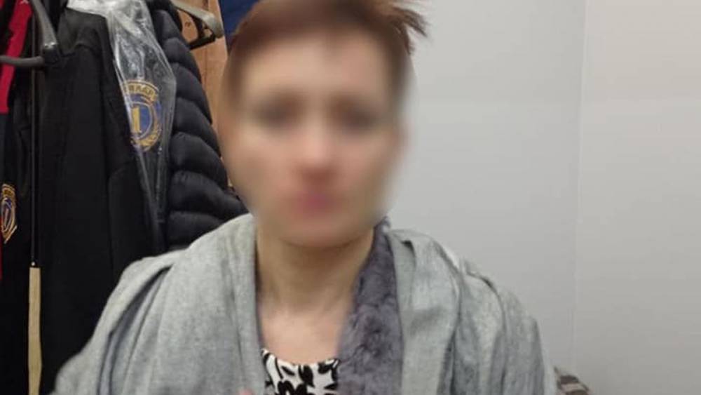 В Киеве женщина нюхала "порошок" прямо в ТРЦ: ее случайно заметили копы