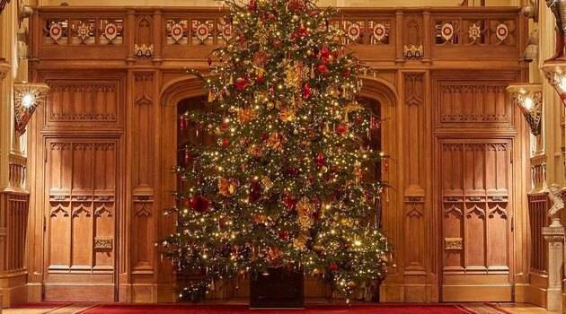 Королевскую резиденцию украсили к Рождеству — в холле установили 6-метровую ель!