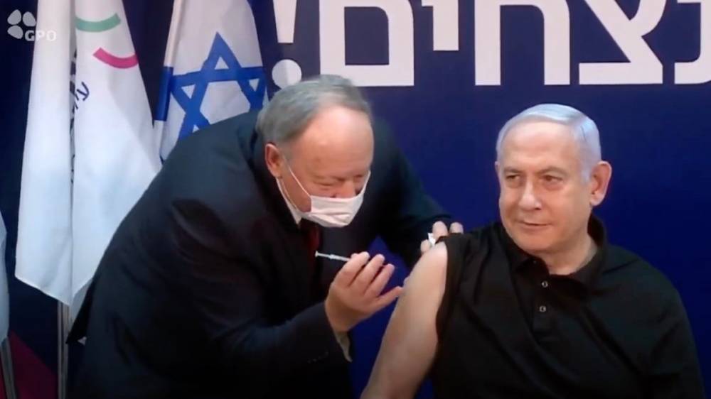 Премьер Израиля вакцинировался против коронавируса в прямом эфире: видео