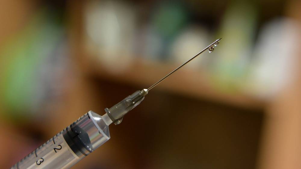 Глава Минздрава РФ назвал возможную дату начала вакцинации пожилых от COVID-19