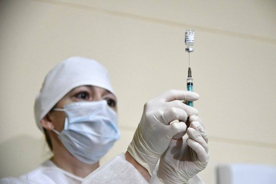 Стало известно, когда может начаться вакцинация россиян старше 60 лет