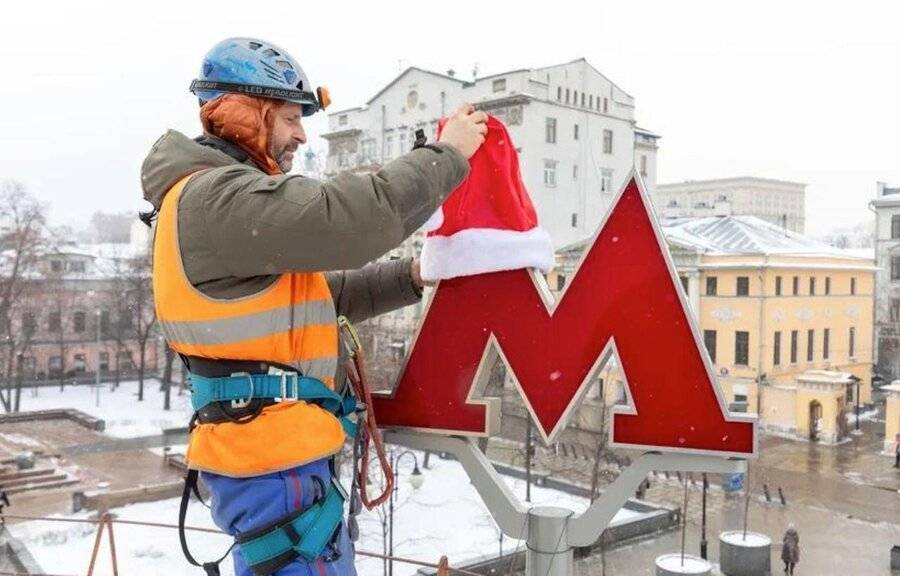 Буквы "М" у вестибюлей метро нарядились в новогодние колпаки