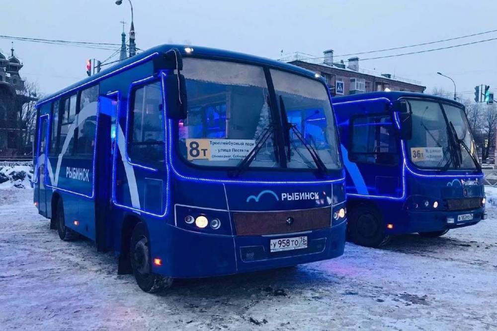 В Рыбинске на маршрут вышли два новогодних автобуса
