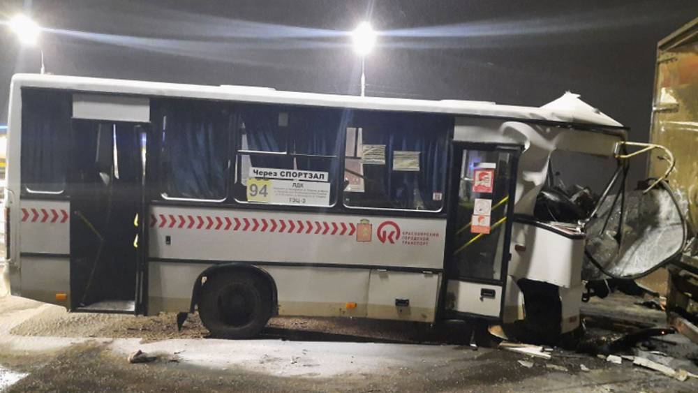 В Красноярске в аварии с автобусом и фурой пострадали 16 человек