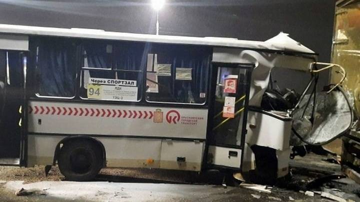 В столкновении автобуса с фурой в Красноярске пострадали 16 пассажиров