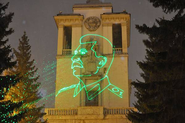 Призрачное величие: в центре Екатеринбурга появился «призрак» Сталина