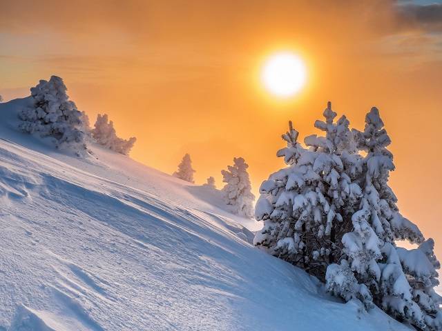 Сегодня самый короткий день в году из-за зимнего солнцестояния: народные приметы и традиции