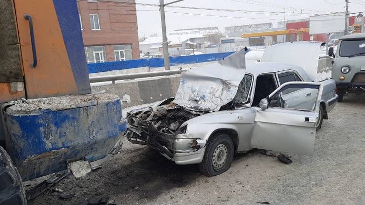 В Новосибирске водитель влетел в снегоуборочную машину и погиб