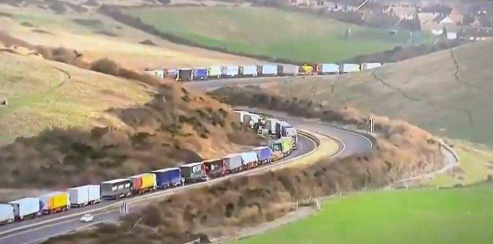Сотни грузовиков застряли на границе, так как Франция запретила сообщение с Британией