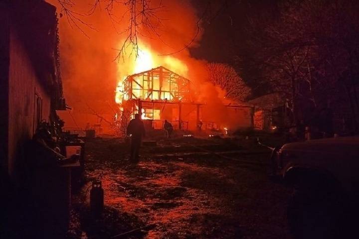 Под Новороссийском семья с девятилетним ребенком потеряла в пожаре свой дом