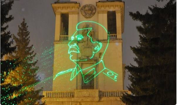 В Екатеринбурге на фасаде Дома офицеров появилось изображение Сталина