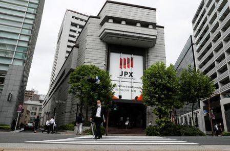 Японские акции отступили от пика 29,5 лет из-за опасений о распространении коронавируса
