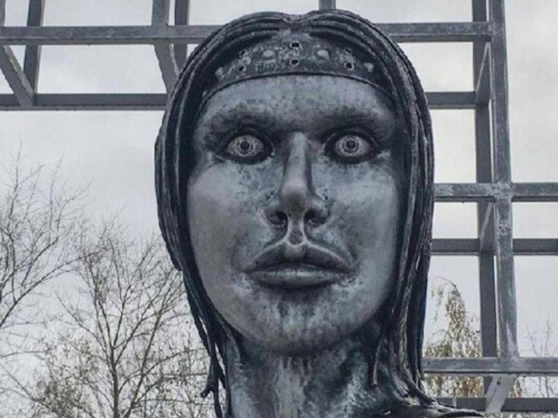 В Нововоронеже могут снести памятник Аленке, напугавший людей своим жутким видом