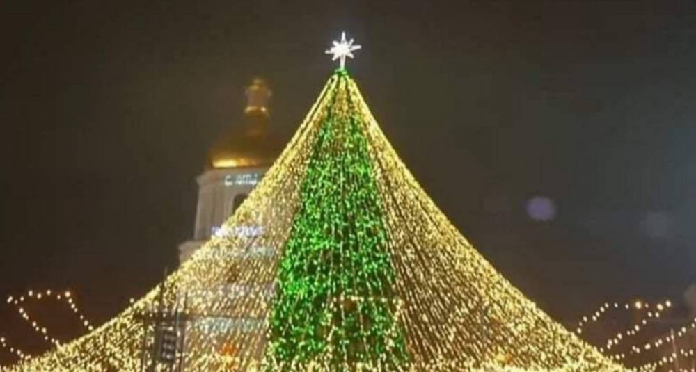 Главная елка Украины на Софийской площади возмутила сходством с российской: "Найдите 10 отличий"