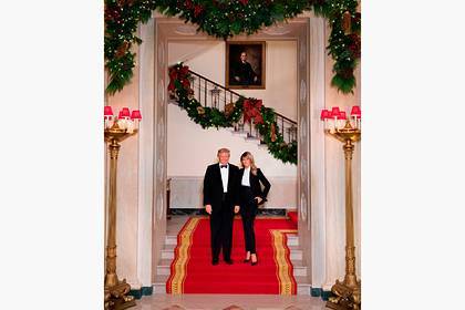 Трамп с женой одинаково оделись для последнего праздничного фото в Белом доме