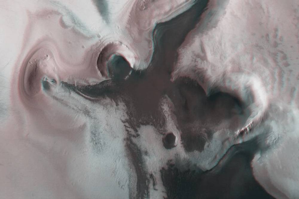 На поверхности Марса увидели рождественского ангела: ученые показали необычный снимок