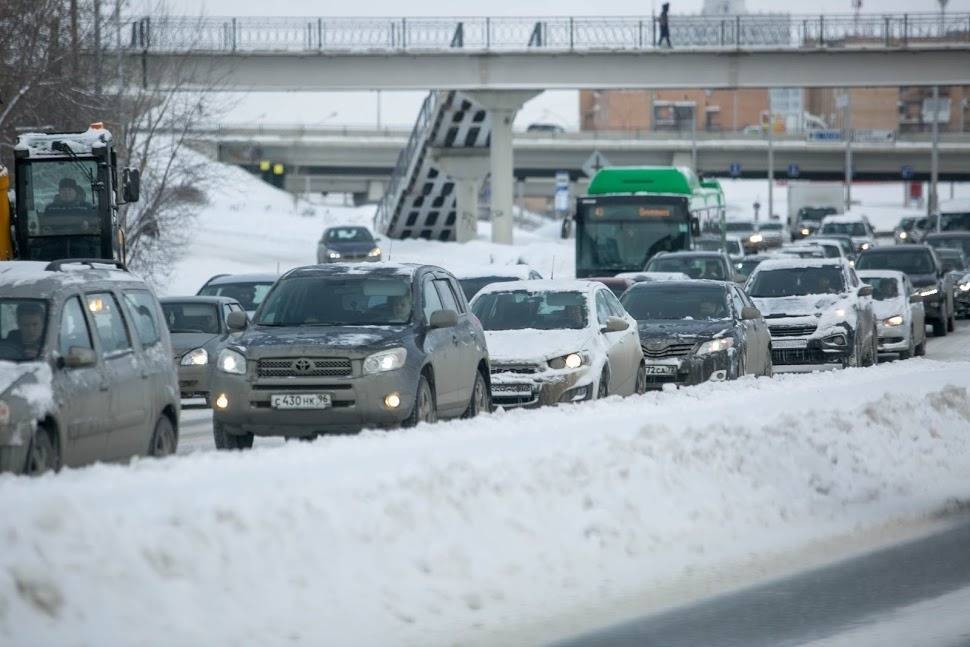 Екатеринбург встал в 9-балльные пробки из-за выпавшего снега