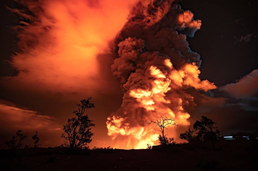 На Гавайях внезапно проснулся вулкан Килауэа: извержение стремительно набирает обороты (видео)