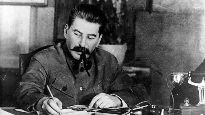 Историк Жуков: Россиянам пора перестать фыркать при упоминании имени Сталина