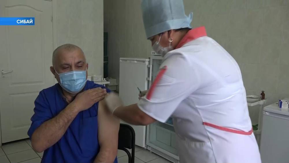 Жителей Сибая и Нефтекамска привили первой партией вакцины от коронавируса