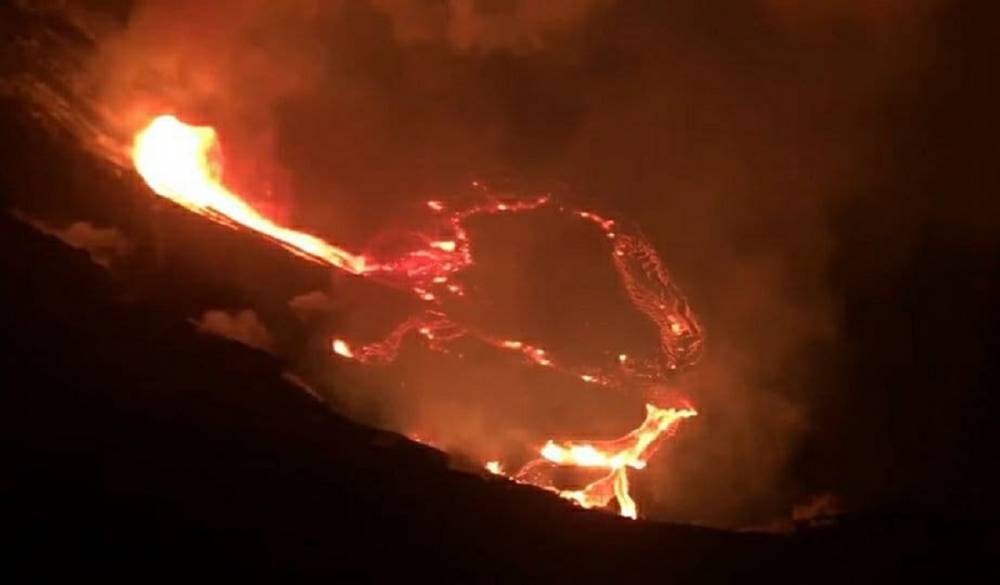Уровень опасности - красный: мощное извержение вулкана заставило людей попрятаться - зрелищные кадры